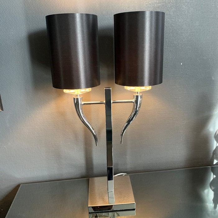 Adarra tafellamp met twee fittingen en chroom van kleur met zwarte kappen met verlichting aan