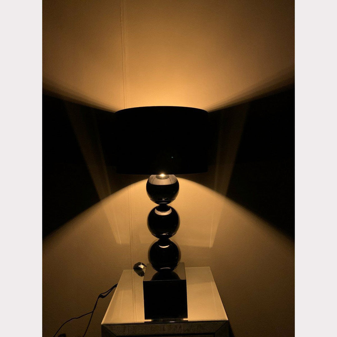 Antraciet tafellamp bollamp in het donker met verlichting aan