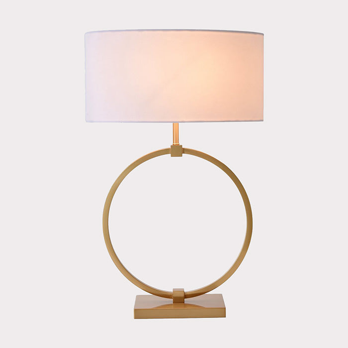 Grote gouden ring tafellamp met verlichting aan